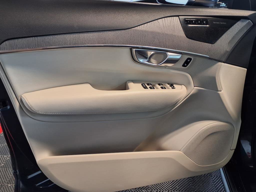 Used 2023 Volvo XC90 B6 Plus image 19