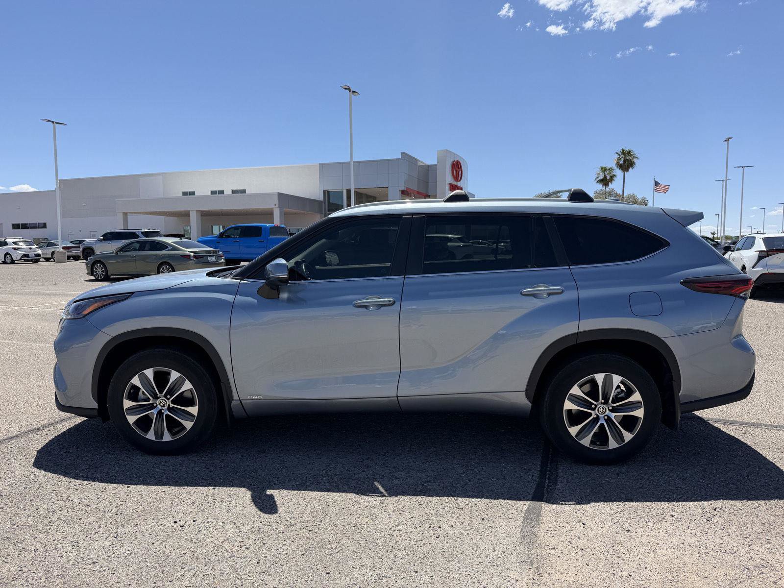 Used 2024 Toyota Highlander XLE AWD/4WD image 3