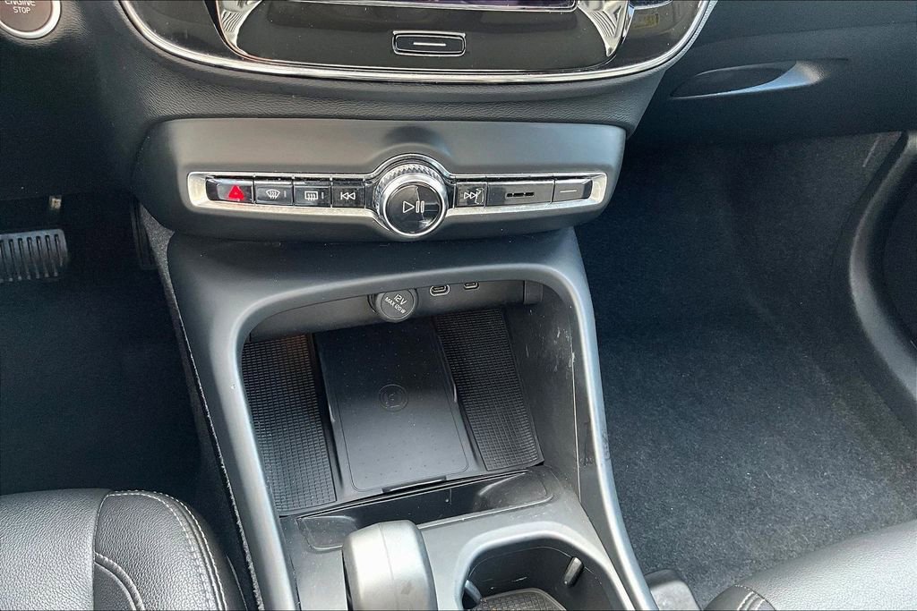 Used 2024 Volvo XC40 B5 Core AWD/4WD image 14