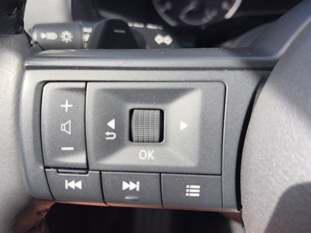 Used 2025 Nissan Pathfinder SV AWD/4WD image 18