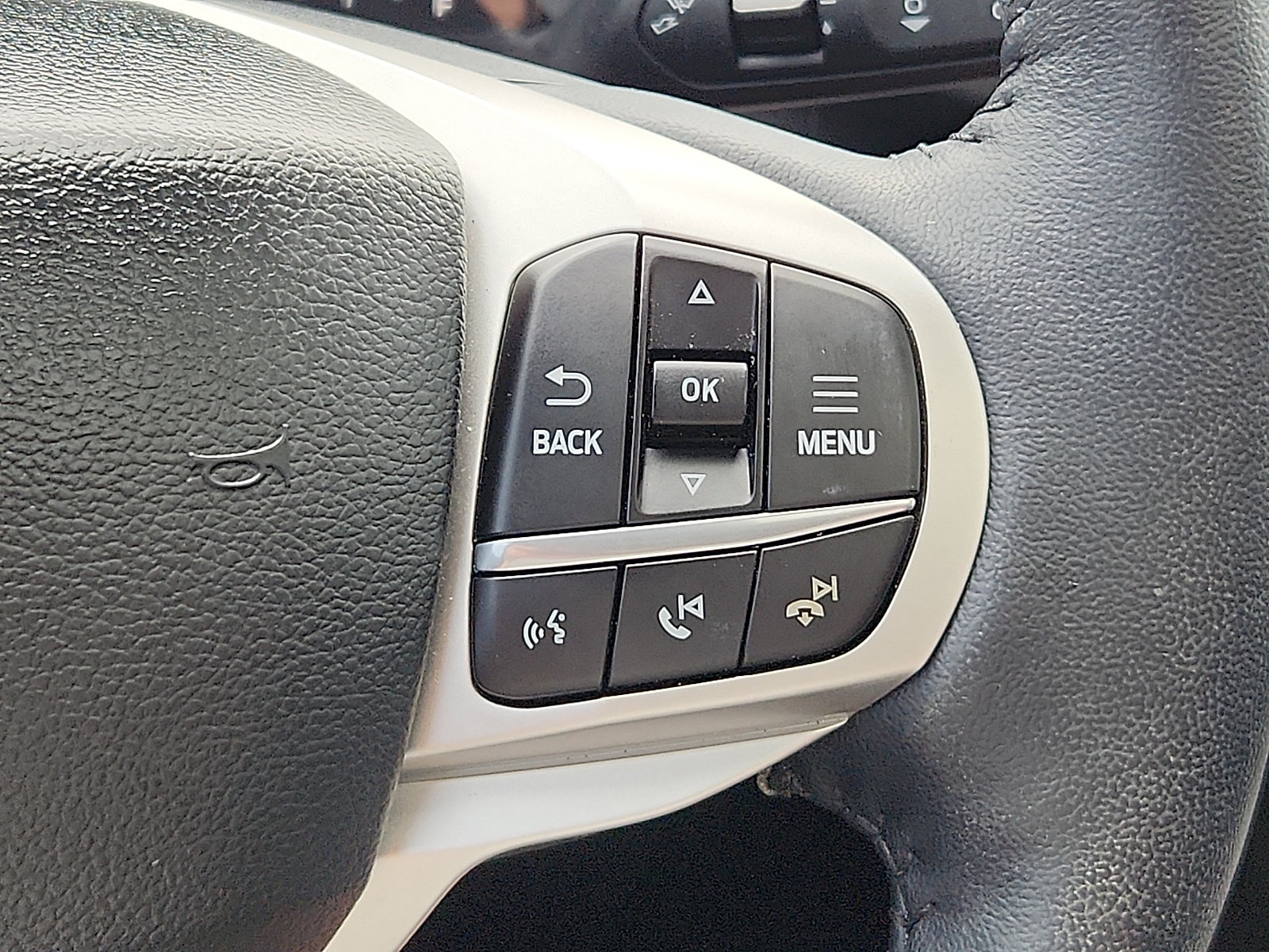 Used 2023 Ford Explorer XLT w/ Equipment Group 202A AWD/4WD image 22