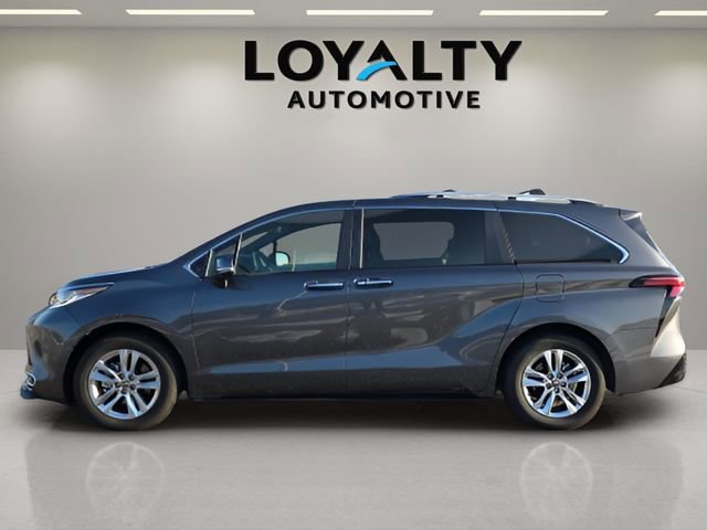 Used 2025 Toyota Sienna Limited image 2