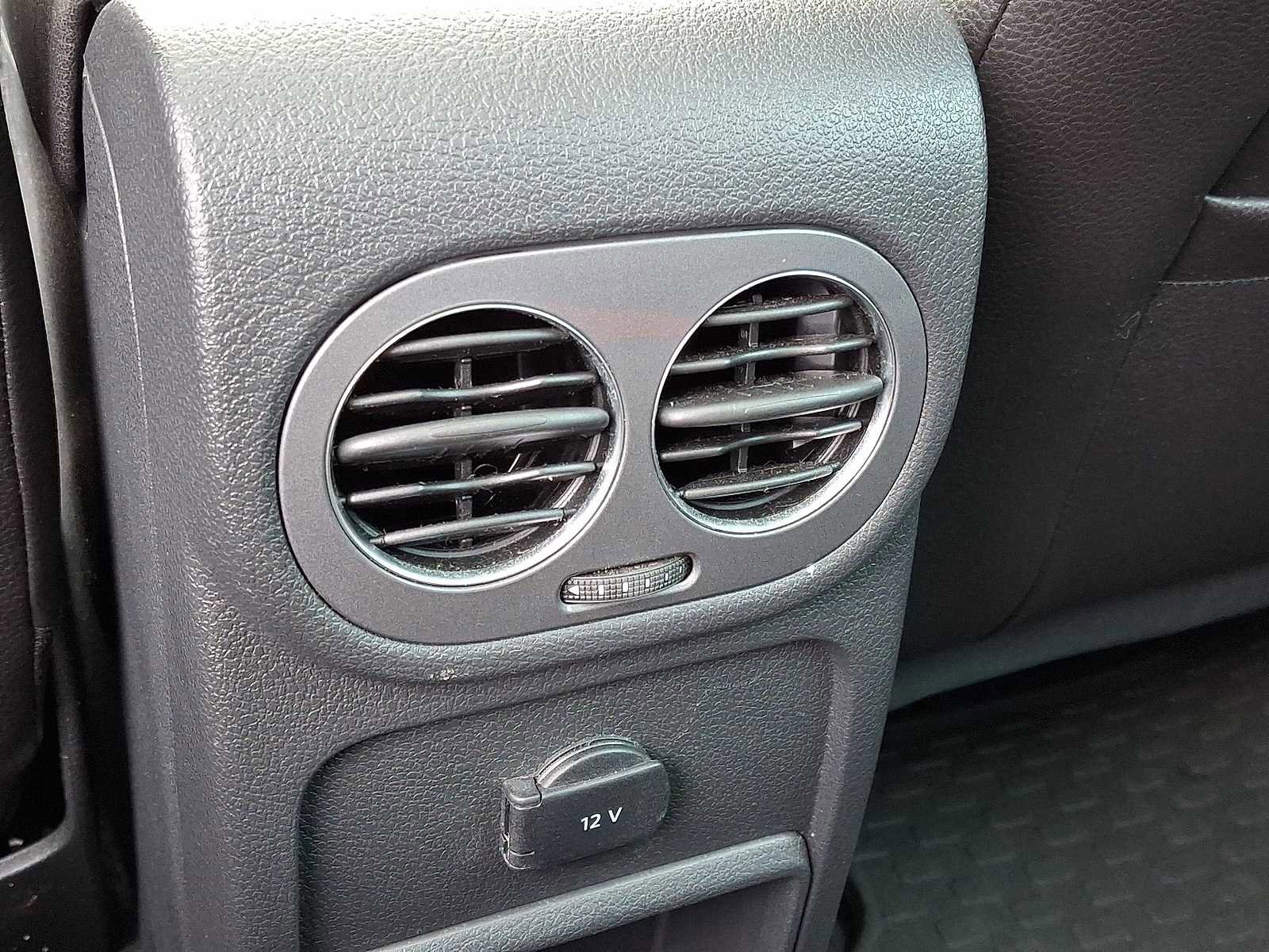 Used 2016 Volkswagen Tiguan SE image 28