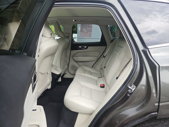 Used 2020 Volvo XC60 T5 Momentum FWD image 35