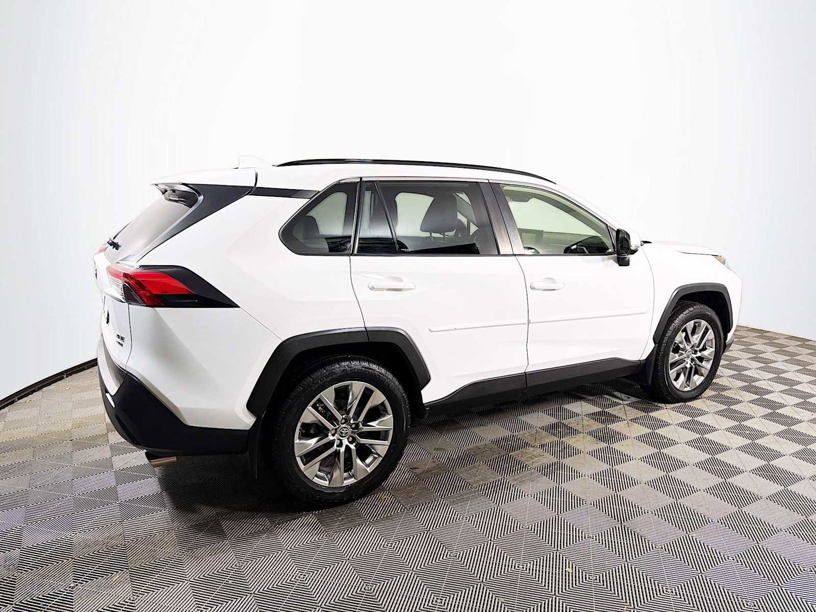 Used 2020 Toyota RAV4 XLE Premium image 4