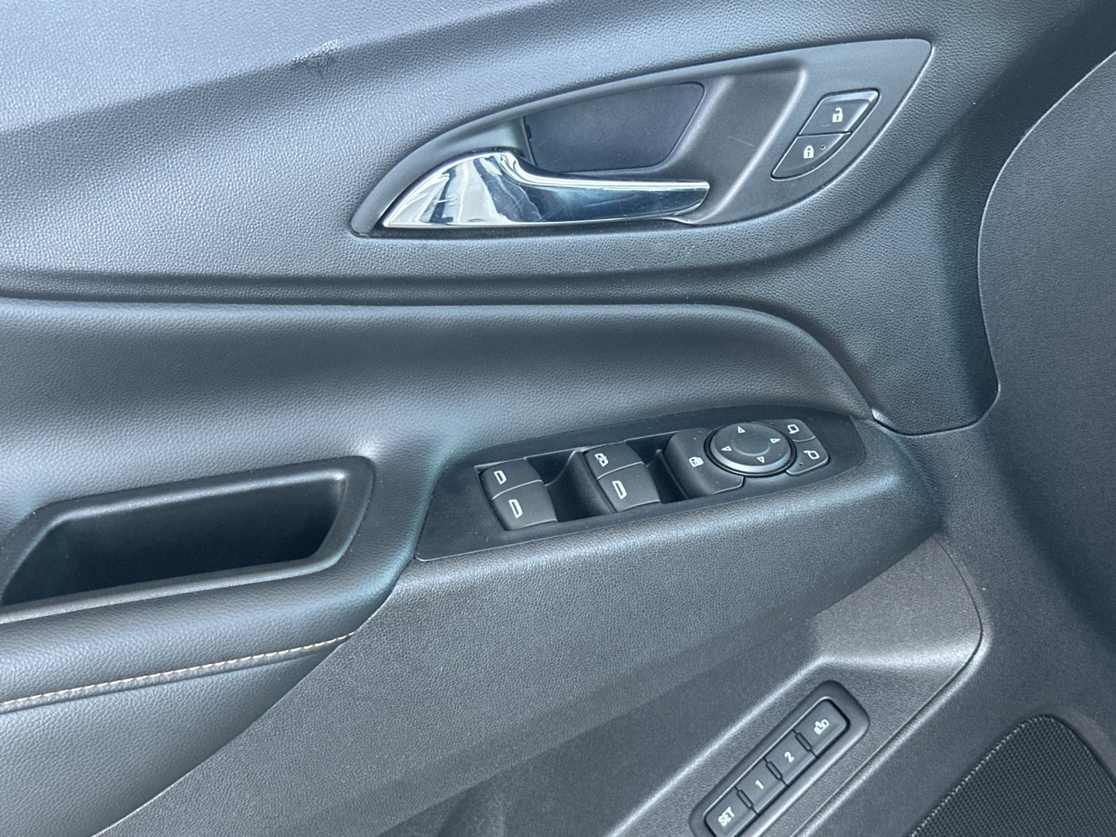 Used 2020 Chevrolet Equinox Premier FWD image 11