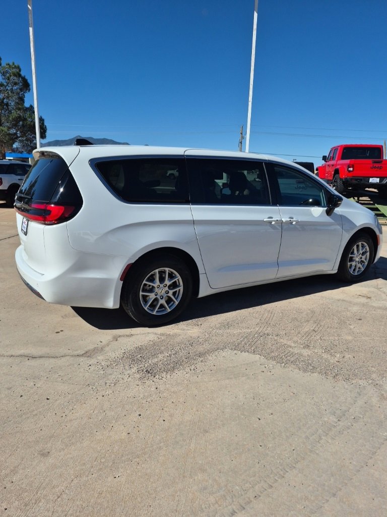 Certified 2024 Chrysler Pacifica Touring-L image 5