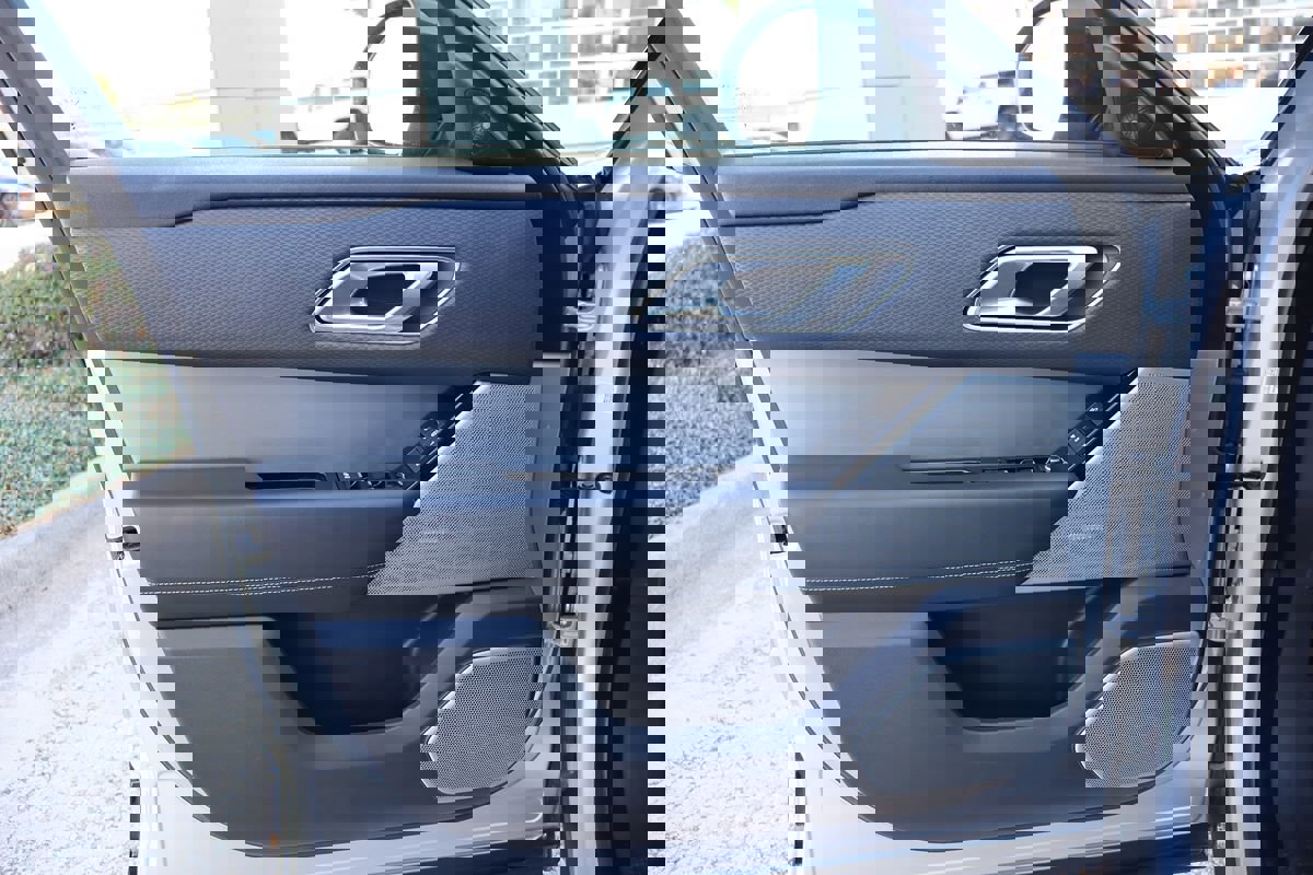 Used 2018 Land Rover Range Rover Velar R-Dynamic SE image 48