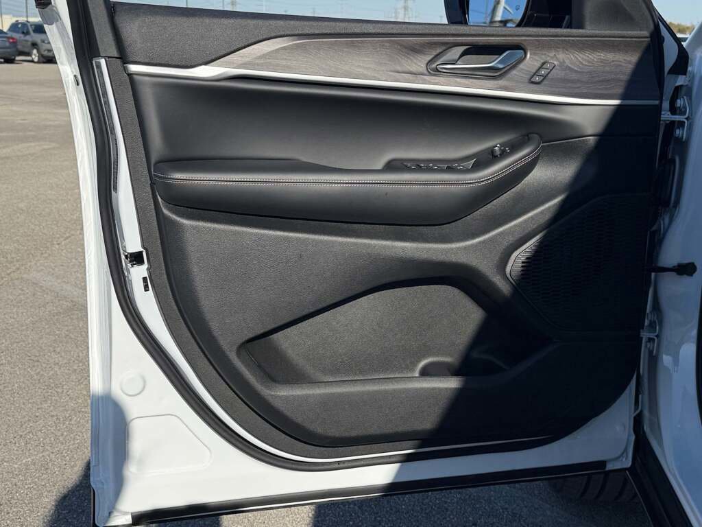 New 2025 Jeep Grand Cherokee L Limited w/ Black Appearance Package image 28