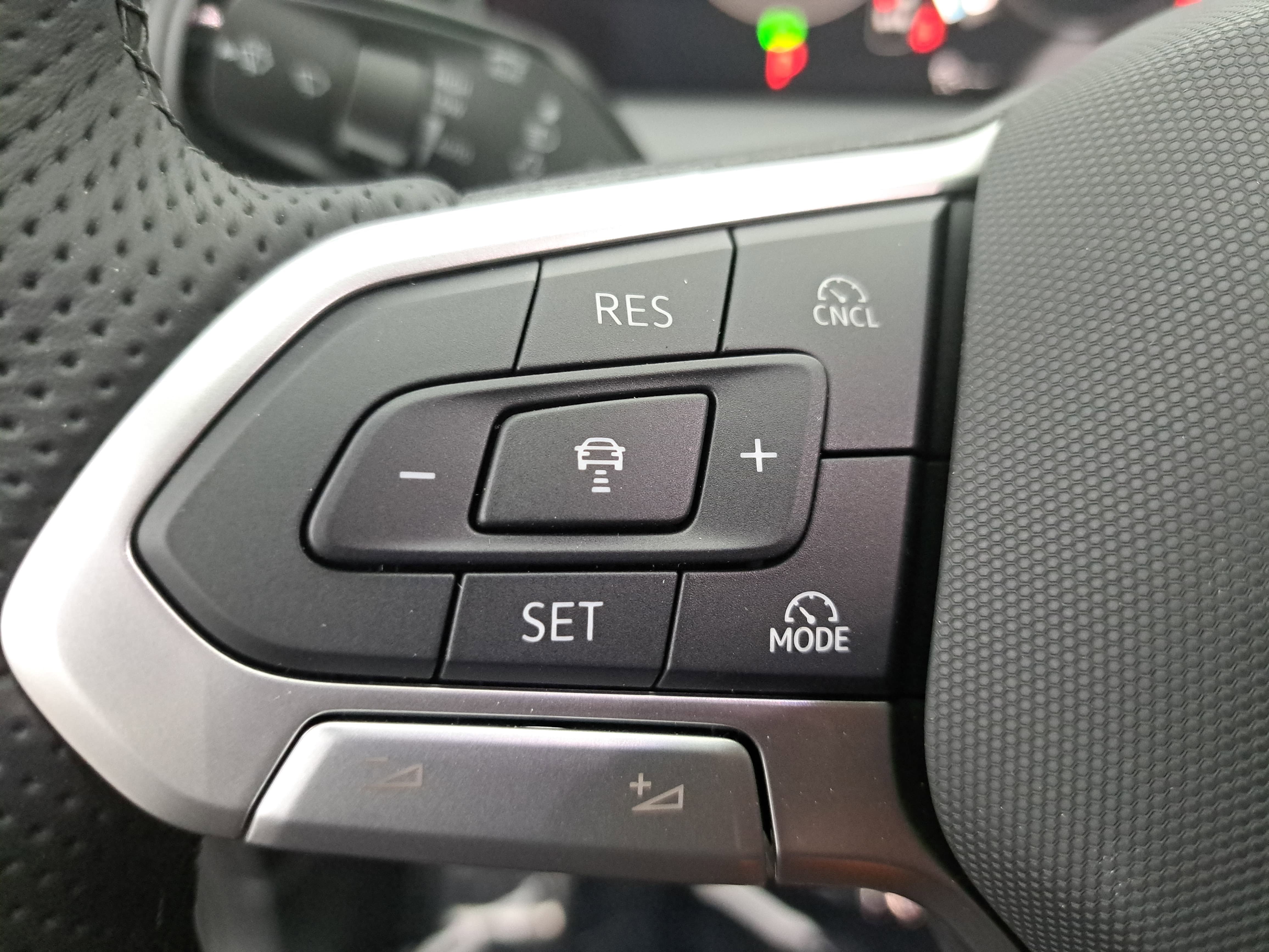 New 2026 Volkswagen Tiguan SE R-Line AWD/4WD image 17