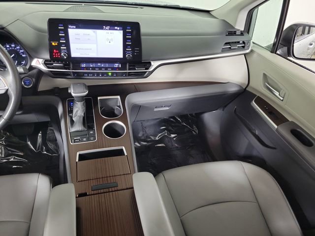 Used 2024 Toyota Sienna XLE FWD image 16