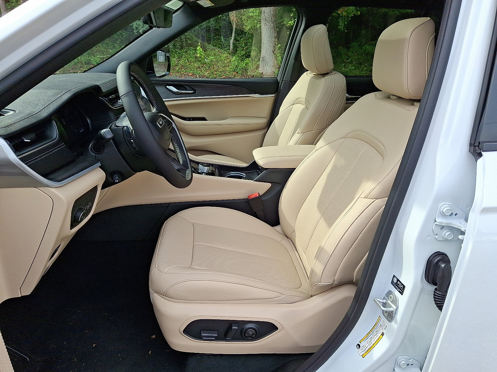 New 2025 Jeep Grand Cherokee Limited w/ Luxury Tech Group II image 8