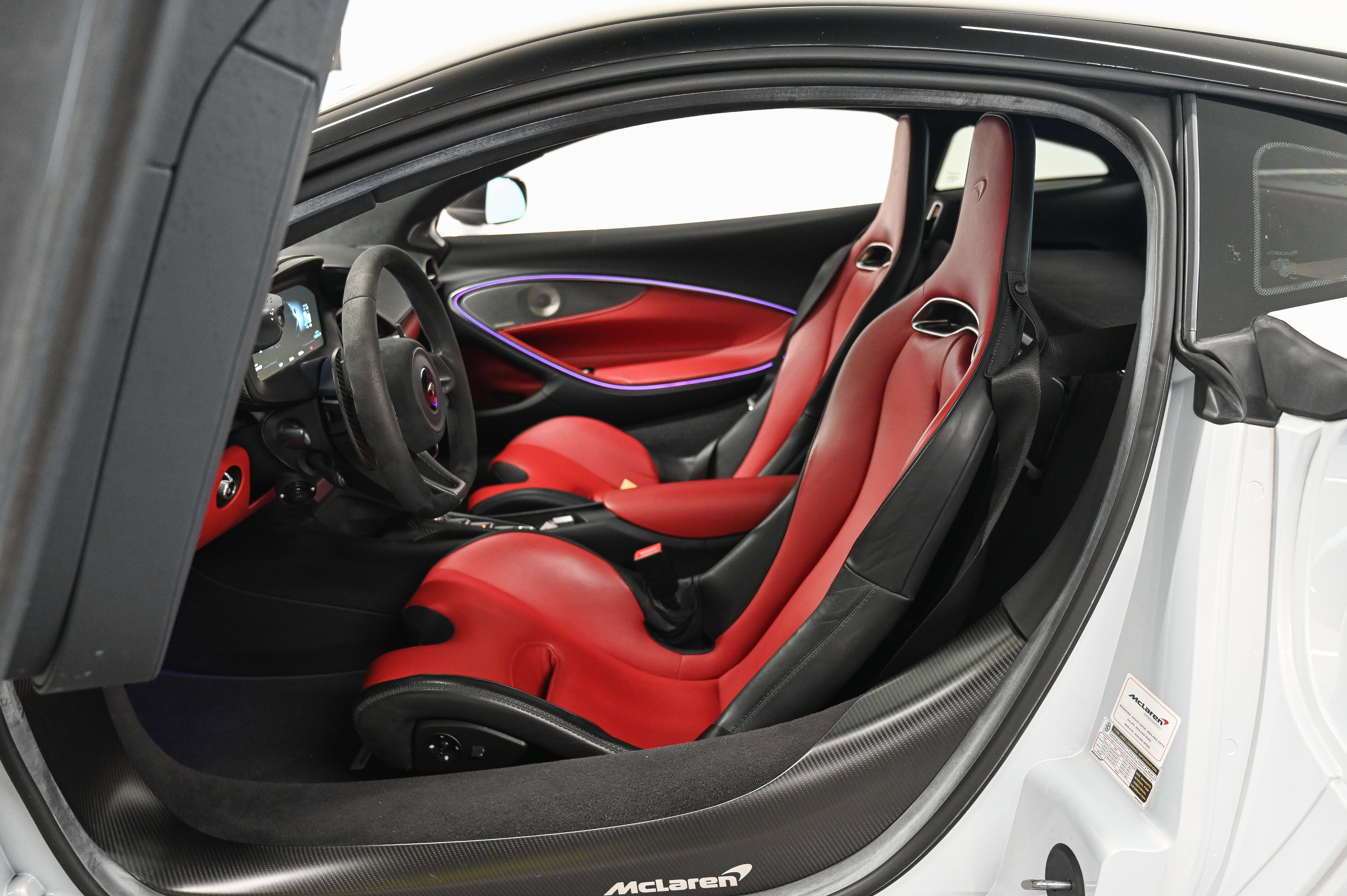 Used 2023 McLaren Artura RWD image 18