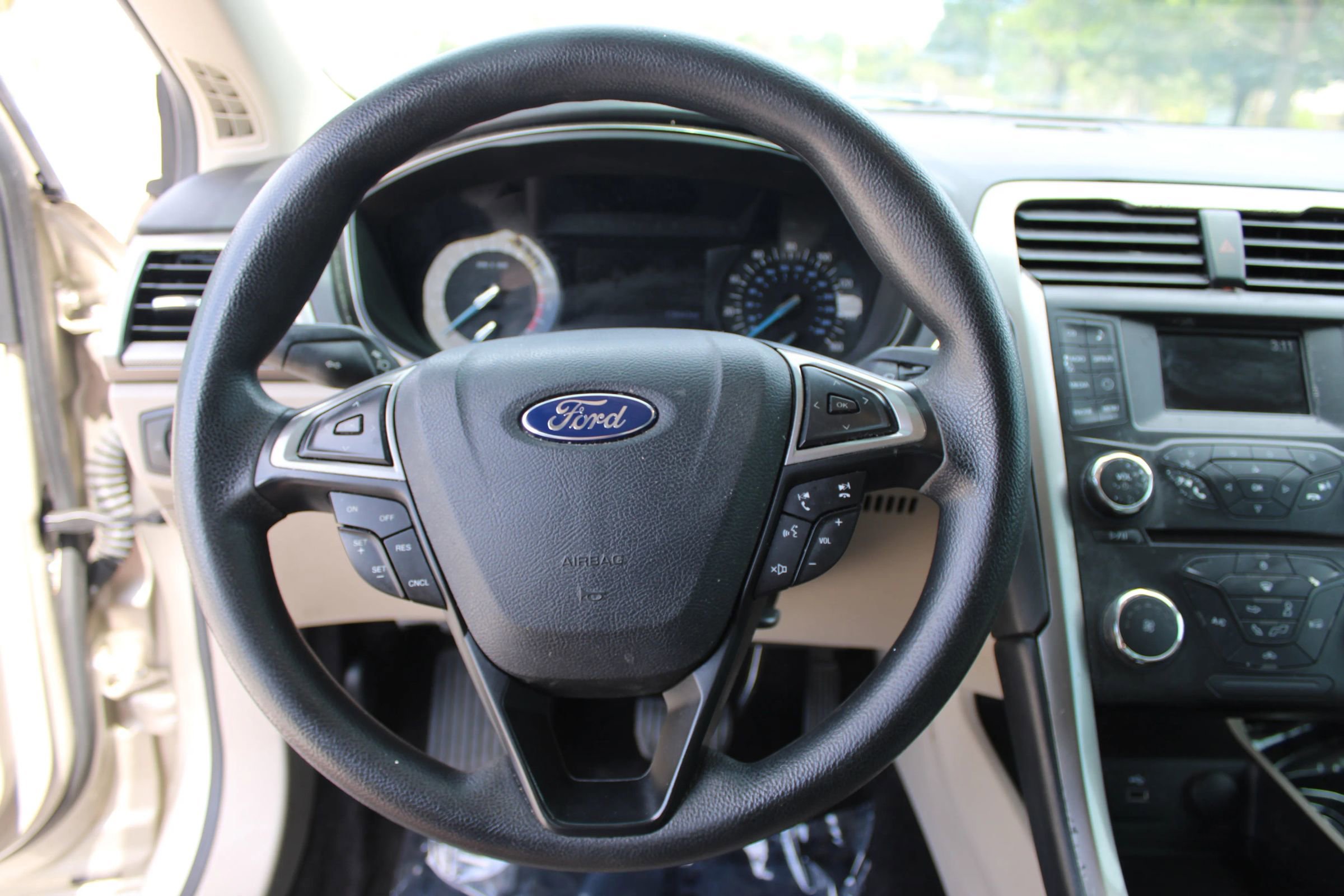 Used 2017 Ford Fusion SE FWD image 8