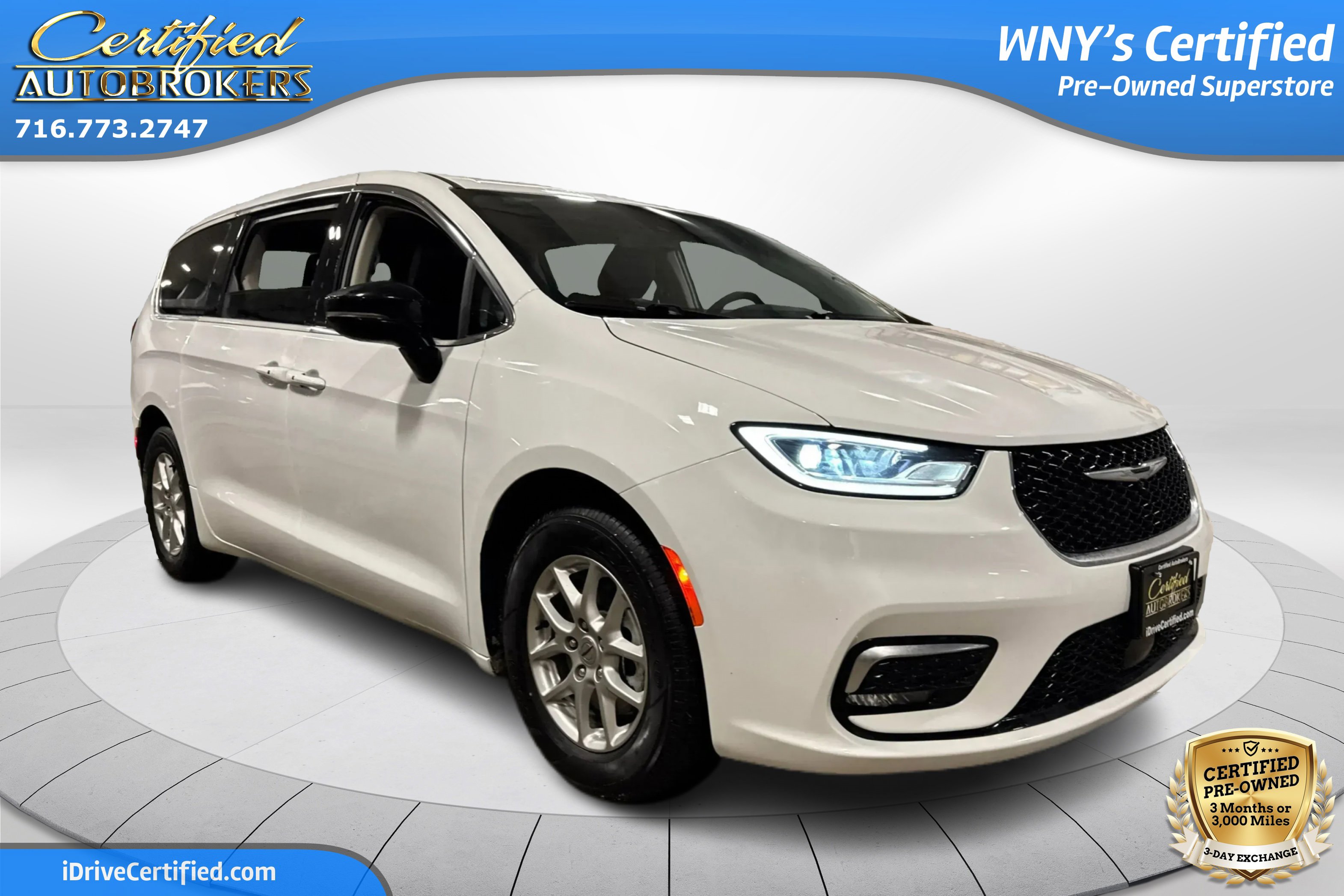 Used 2024 Chrysler Pacifica Touring-L FWD image 3