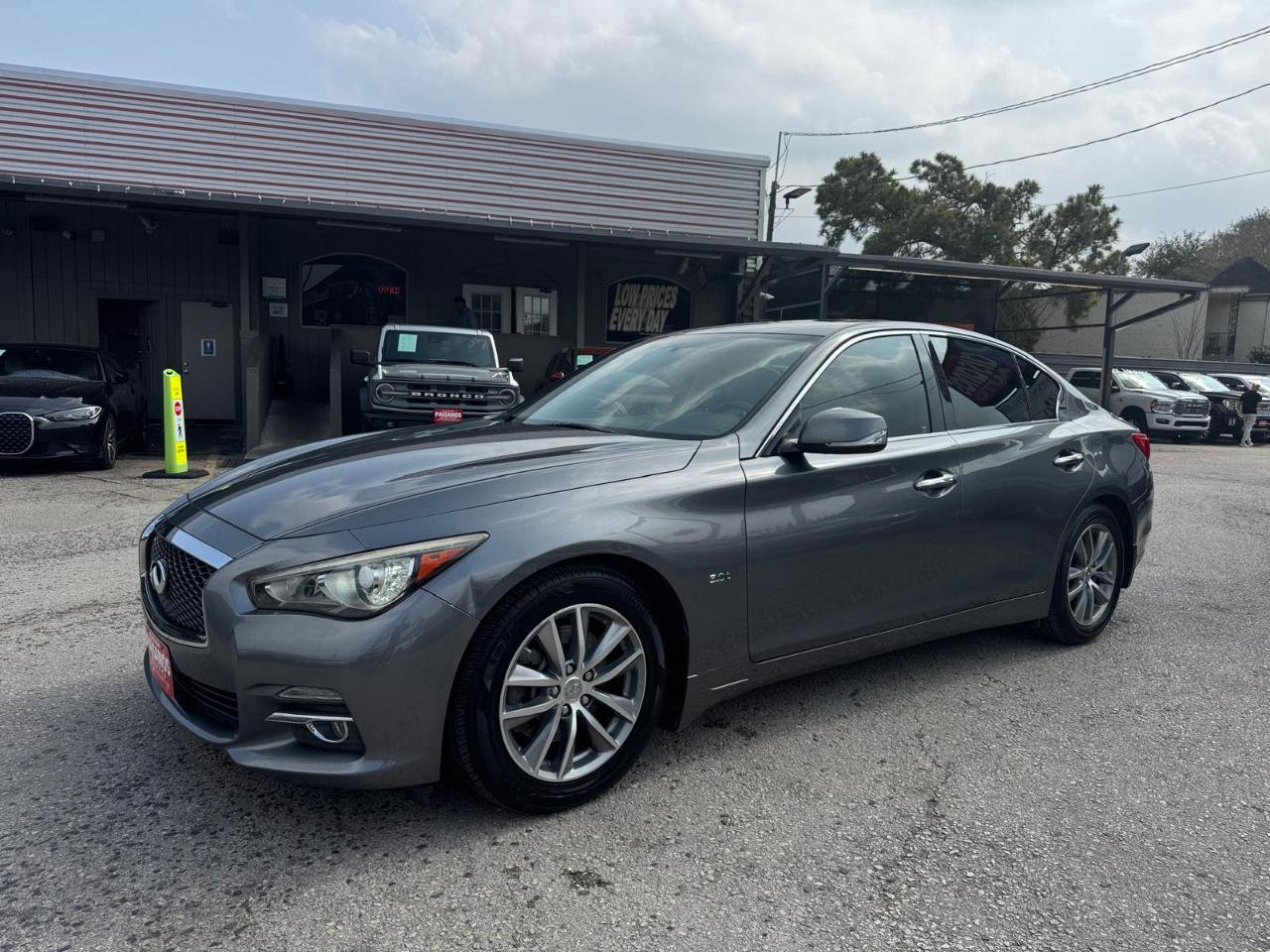 Used 2017 INFINITI Q50 3.0t Premium w/ Cargo Package (L95) image 2
