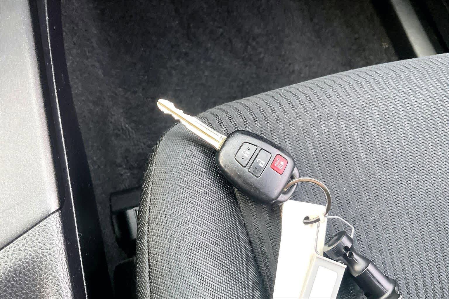 Used 2018 Toyota RAV4 LE FWD image 14