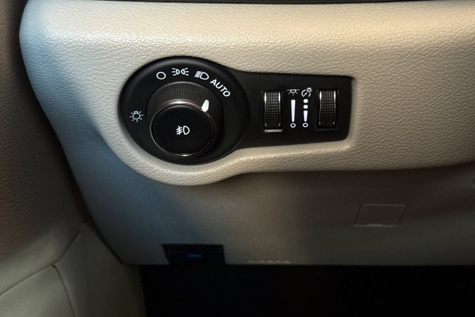 Used 2023 Chrysler Pacifica Touring-L FWD image 36