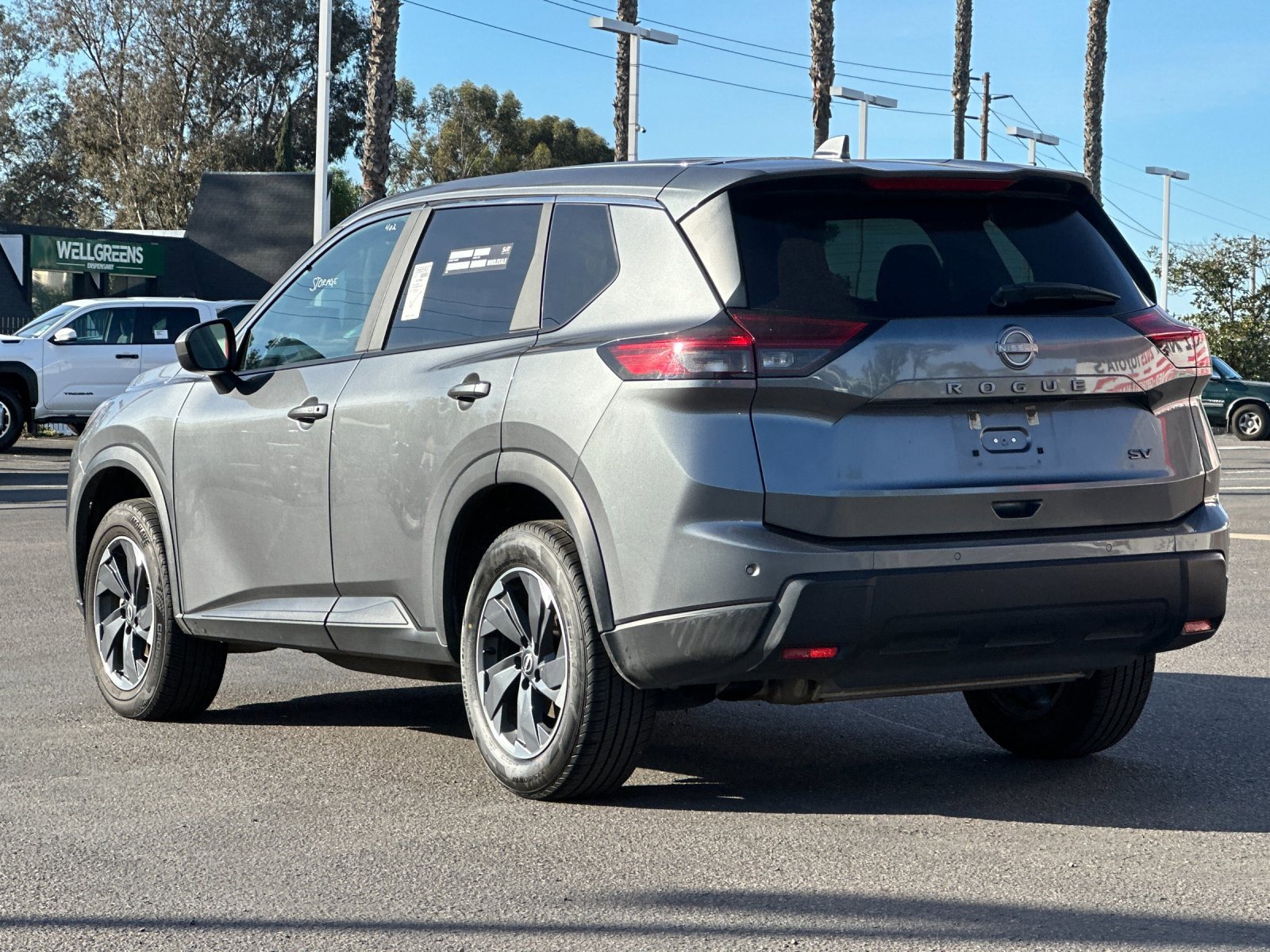 Used 2024 Nissan Rogue SV image 3