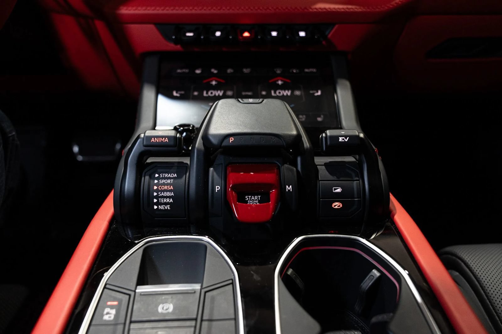 Used 2025 Lamborghini Urus SE AWD/4WD image 22
