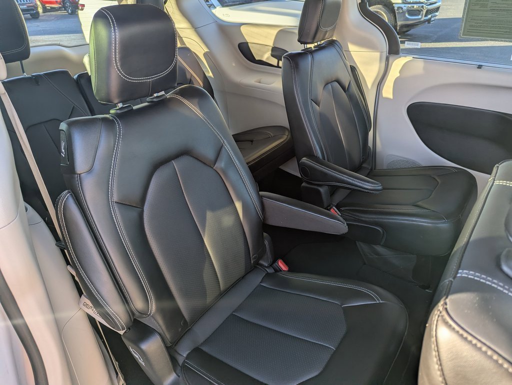 Used 2024 Chrysler Pacifica Touring-L image 18