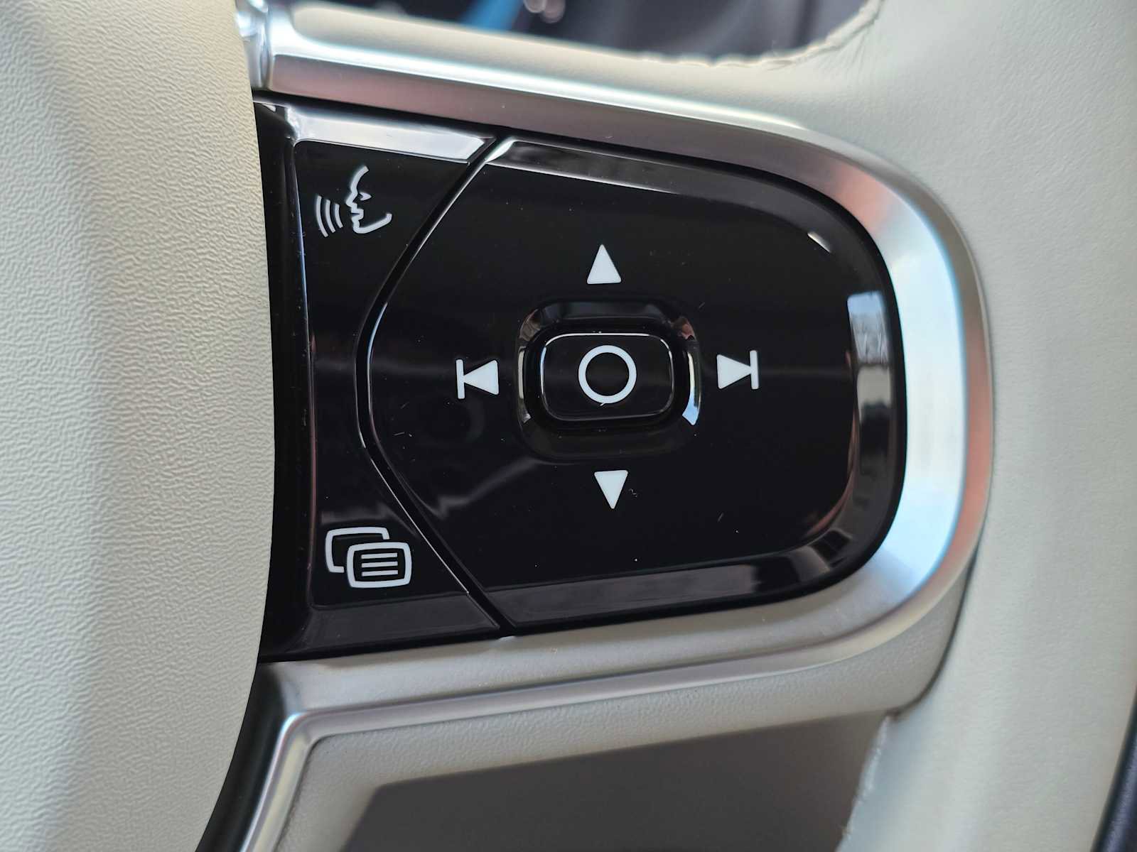 Used 2024 Volvo XC90 B6 Ultimate w/ Protection Package Premier image 33