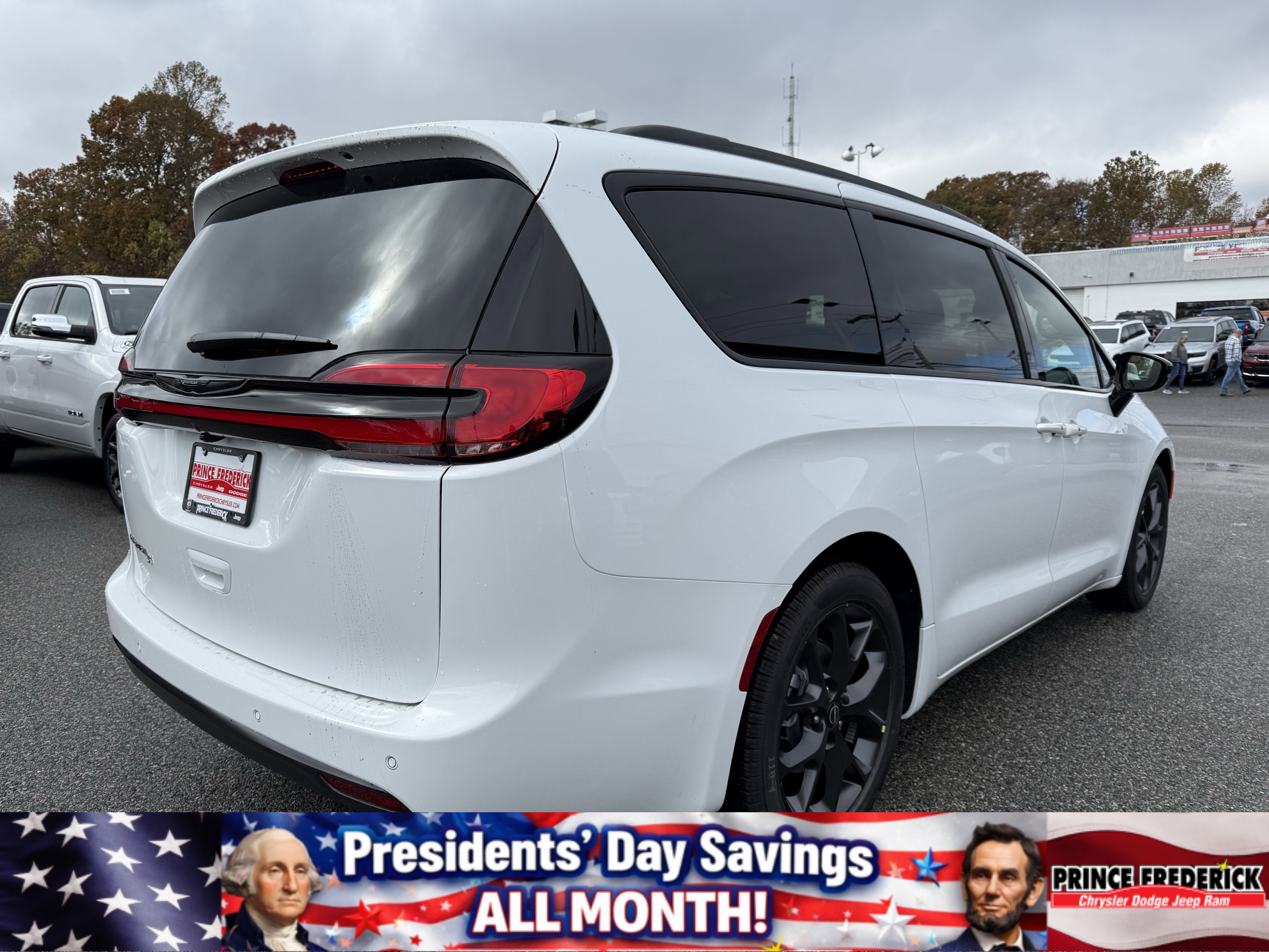 New 2026 Chrysler Pacifica Select image 3