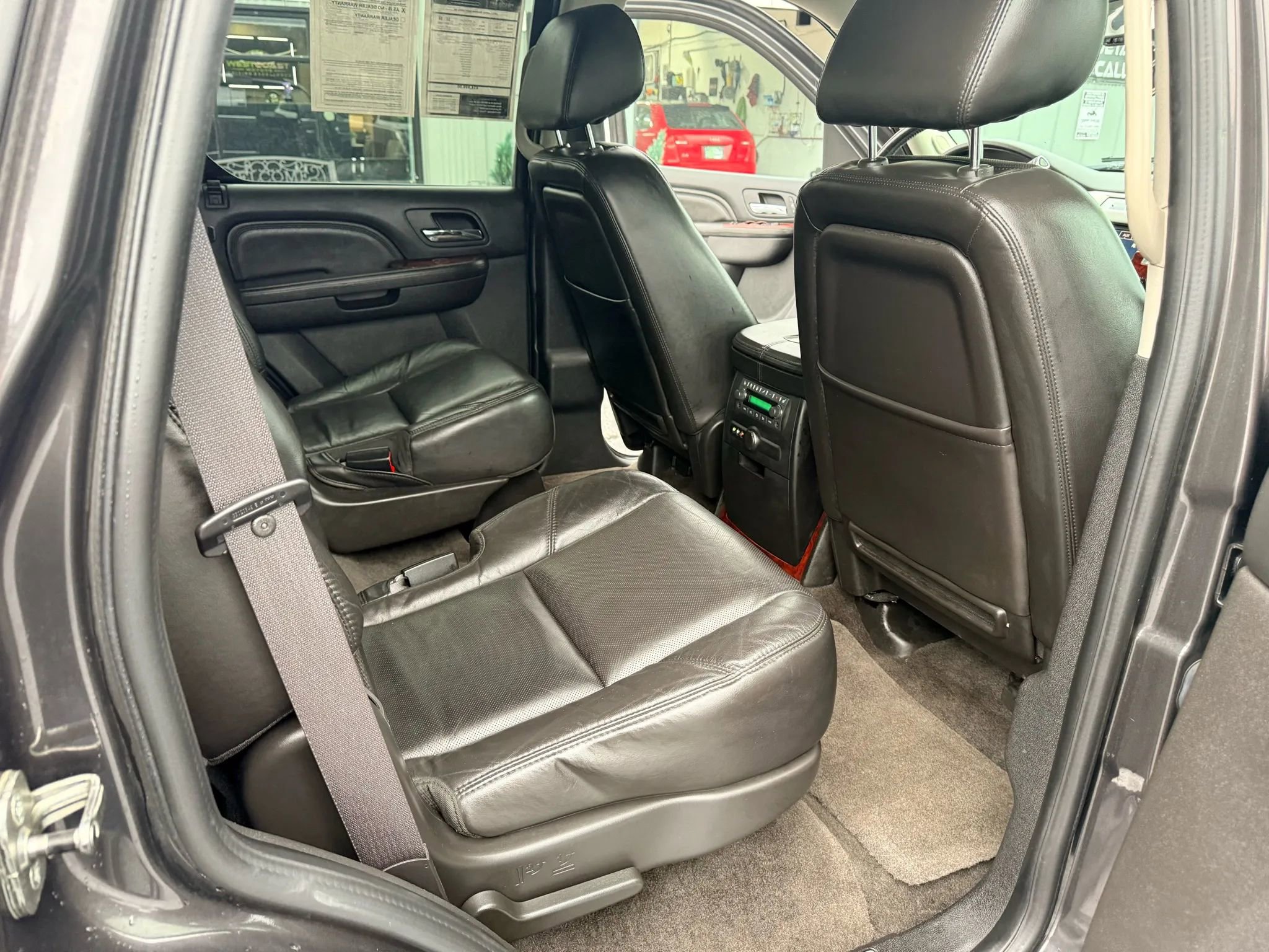 Used 2011 Cadillac Escalade Premium AWD/4WD image 27