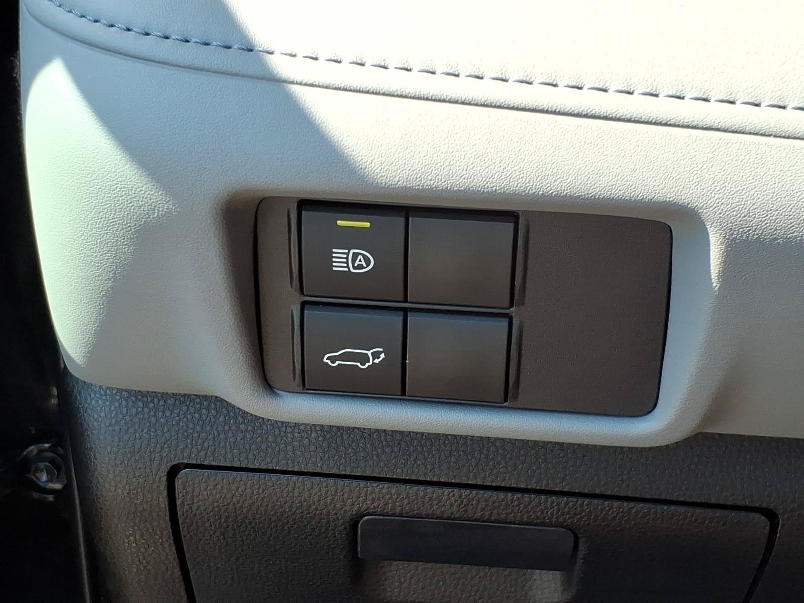 Used 2020 Toyota Highlander XLE AWD/4WD image 17