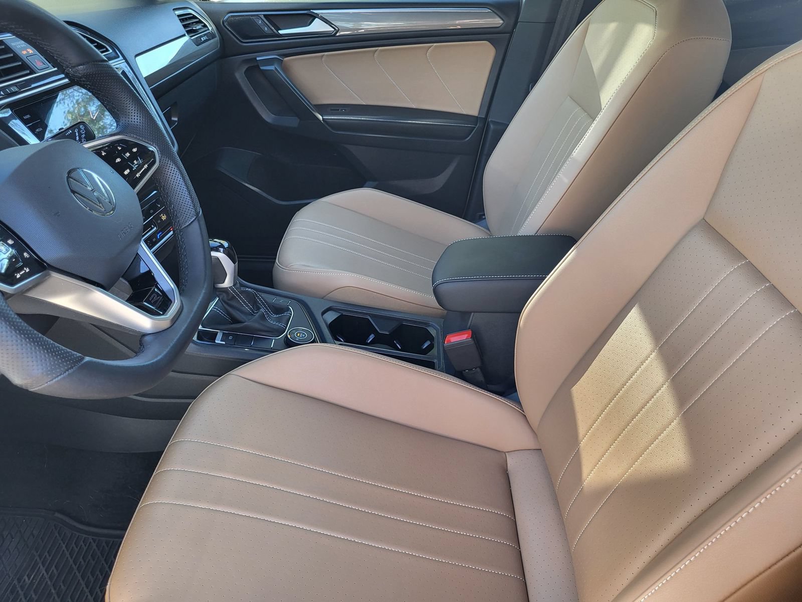 Used 2024 Volkswagen Tiguan SE R-Line w/ MDO Package, Two-Row AWD/4WD image 28