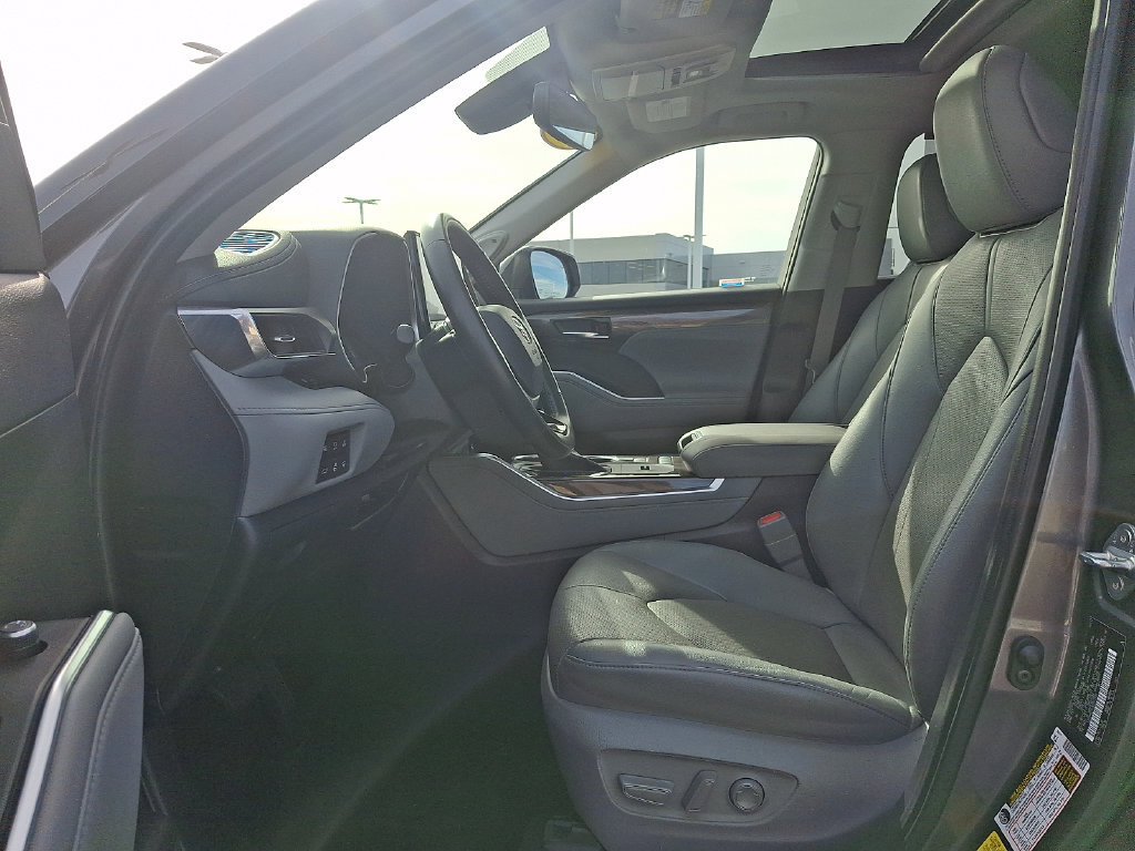 Certified 2022 Toyota Highlander Limited AWD/4WD image 19