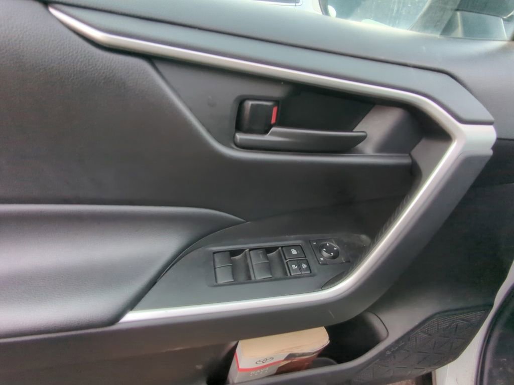 Used 2021 Toyota RAV4 LE AWD/4WD image 8