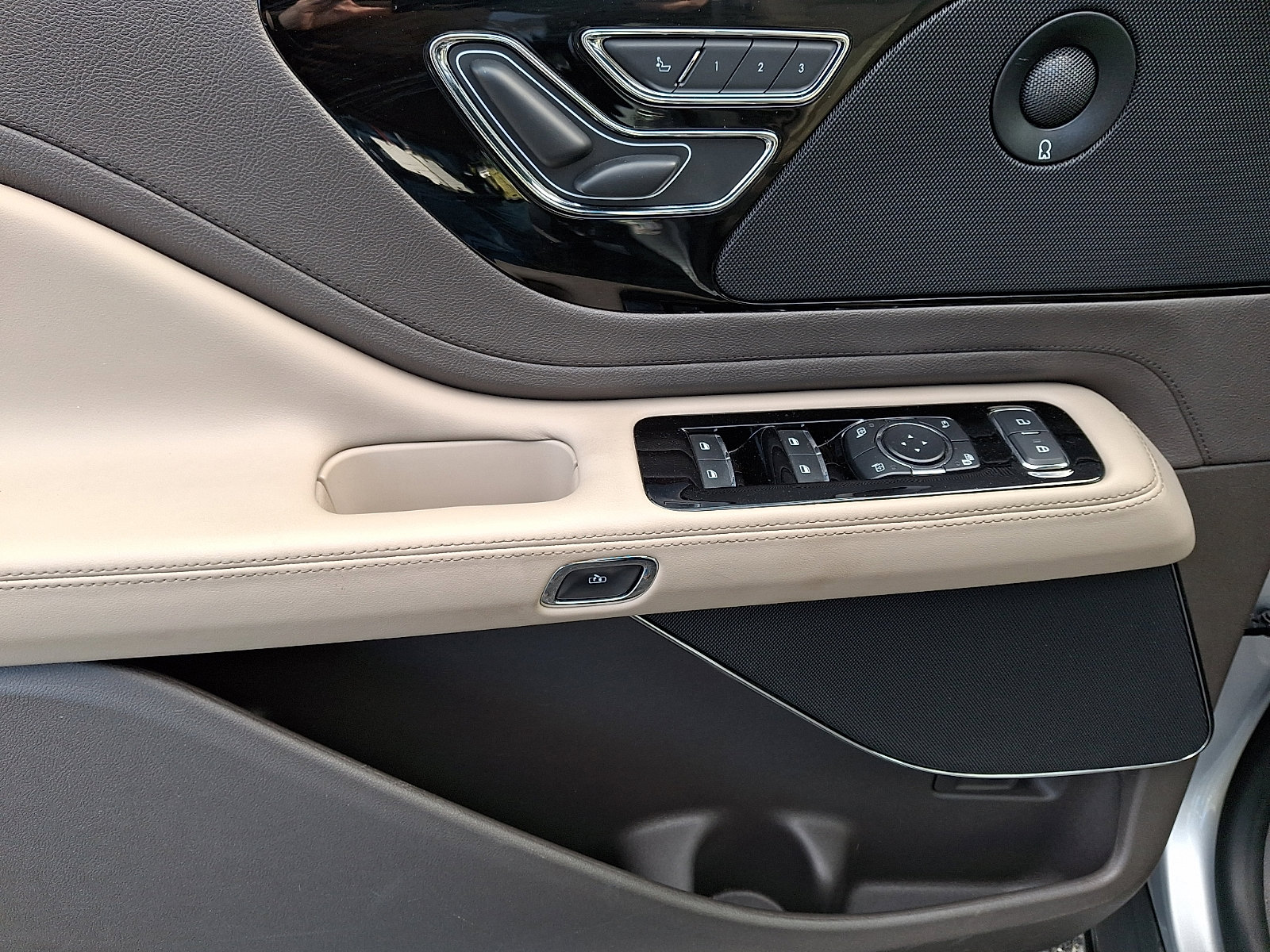 Used 2020 Lincoln Aviator Reserve w/ Elements Package Plus image 13