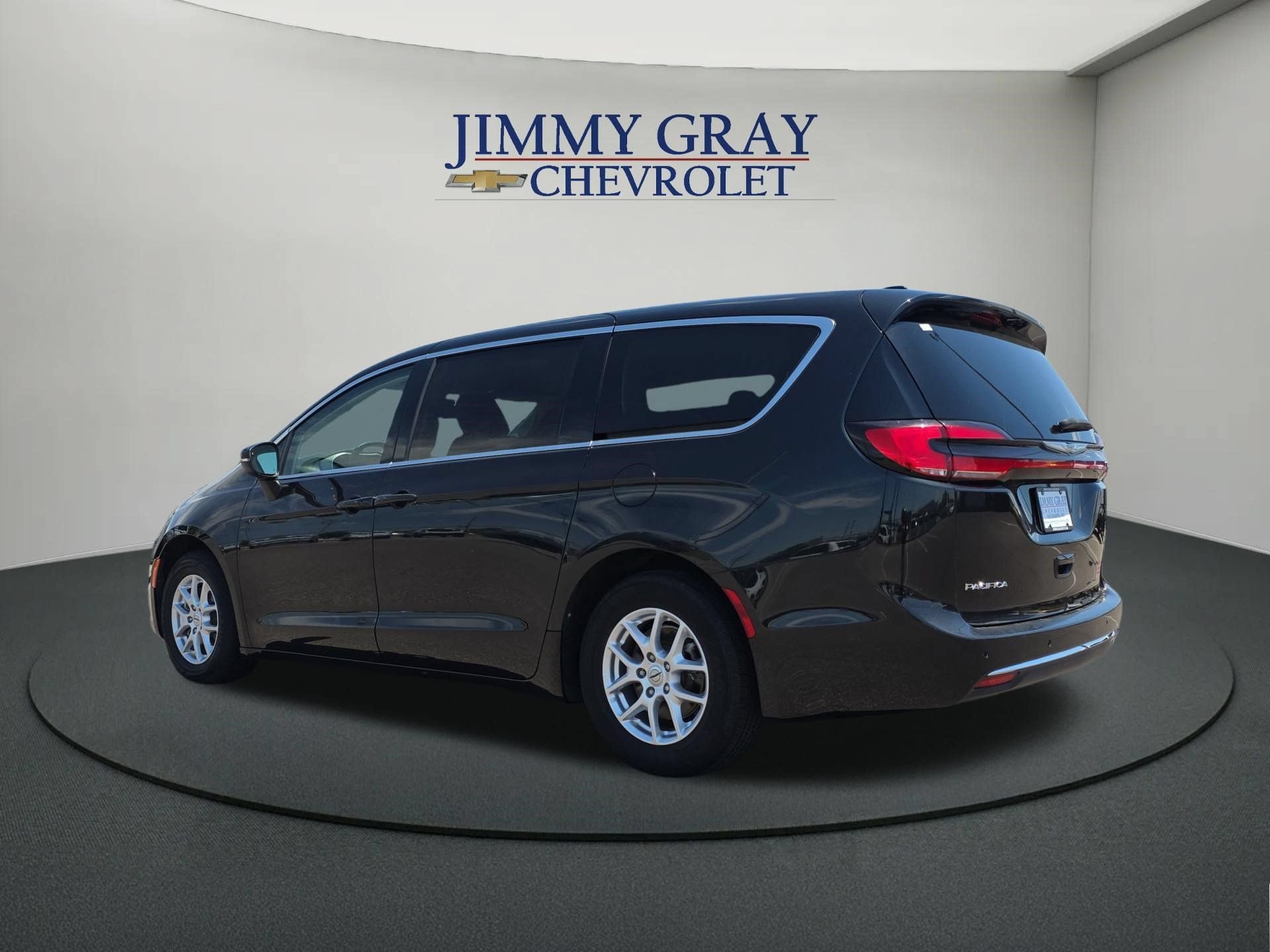 Used 2023 Chrysler Pacifica Touring-L FWD image 3