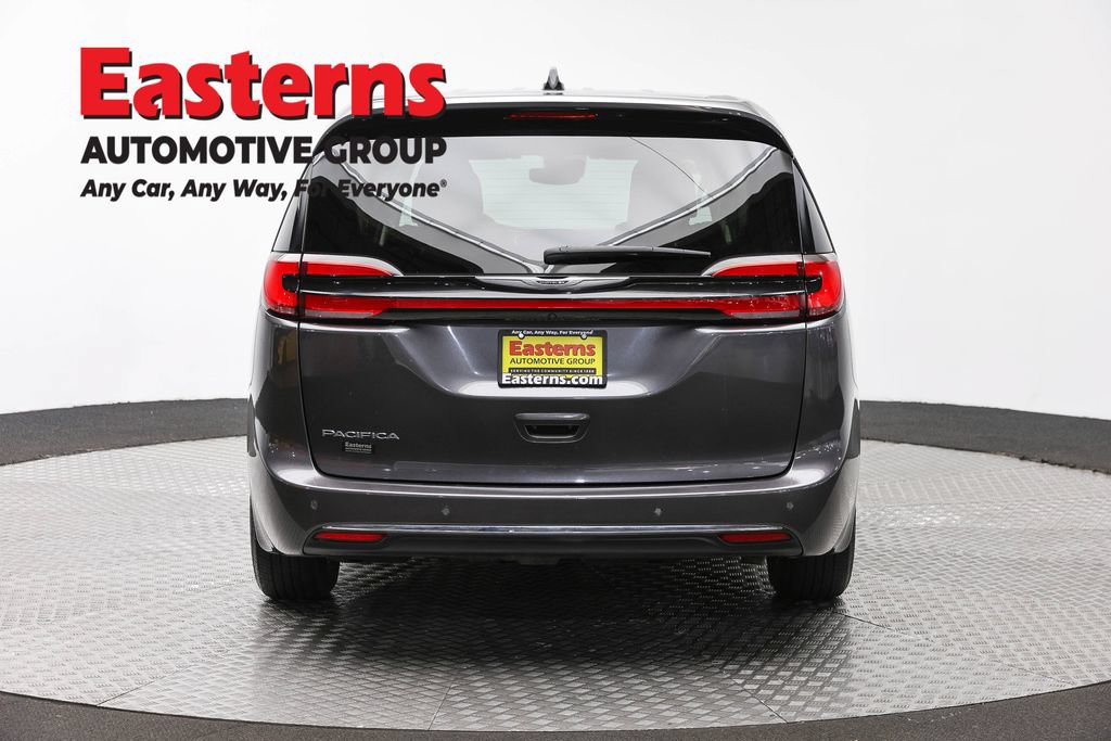 Used 2023 Chrysler Pacifica Touring-L FWD image 6