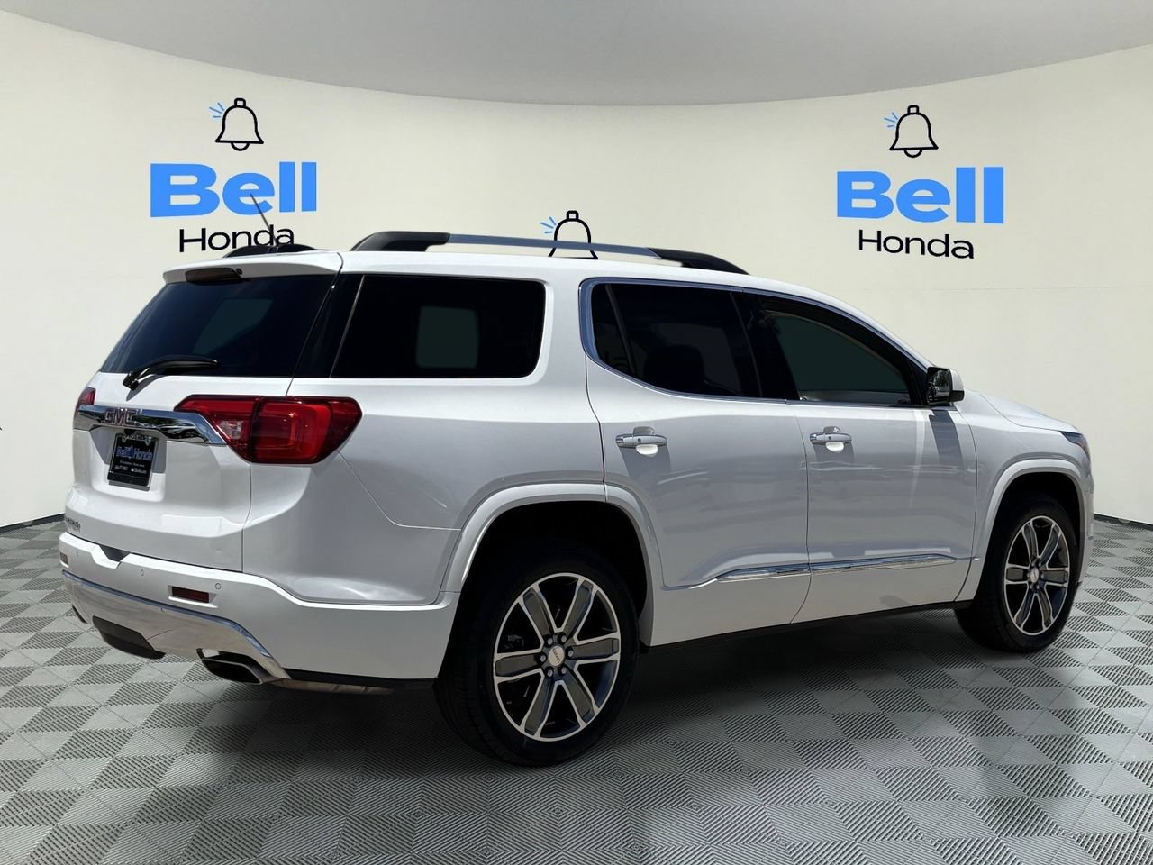 Used 2019 GMC Acadia Denali w/ Technology Package FWD image 4