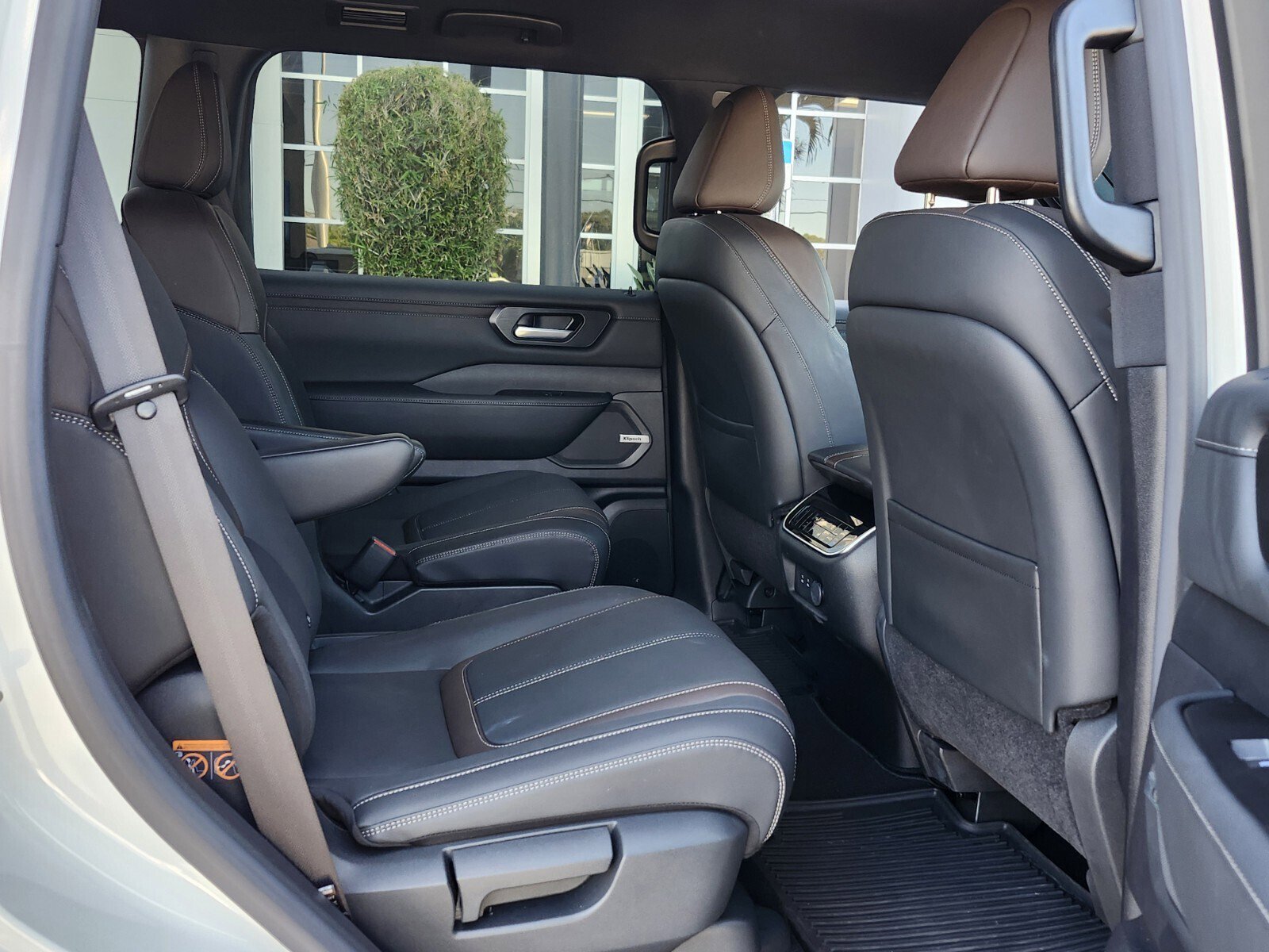 Used 2025 Nissan Armada SL w/ Captain's Chari Seat Package image 22