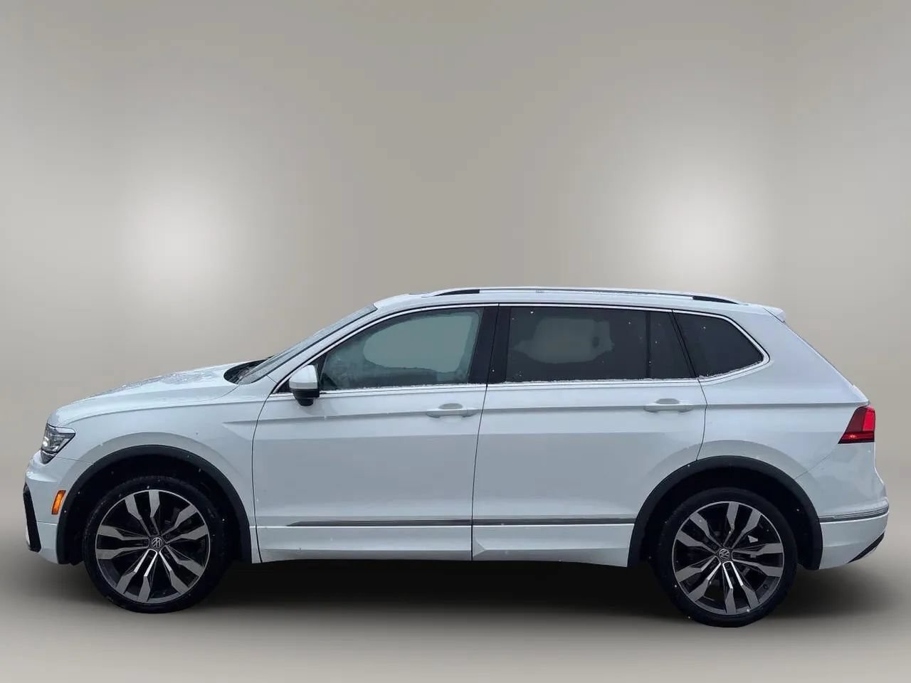 Used 2020 Volkswagen Tiguan SEL Premium R-Line w/ 3rd Row Seat Package AWD/4WD image 4