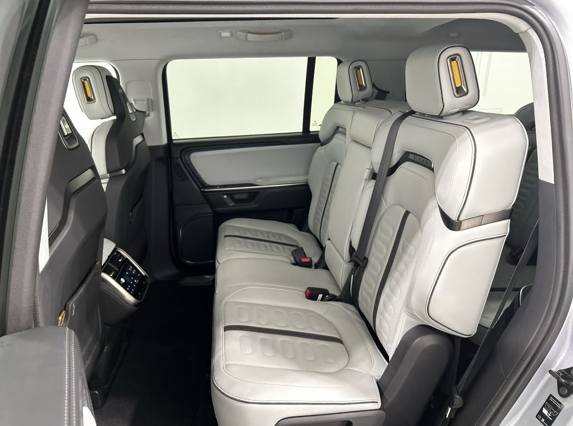 Used 2025 Rivian R1S Adventure Dual AWD/4WD image 21