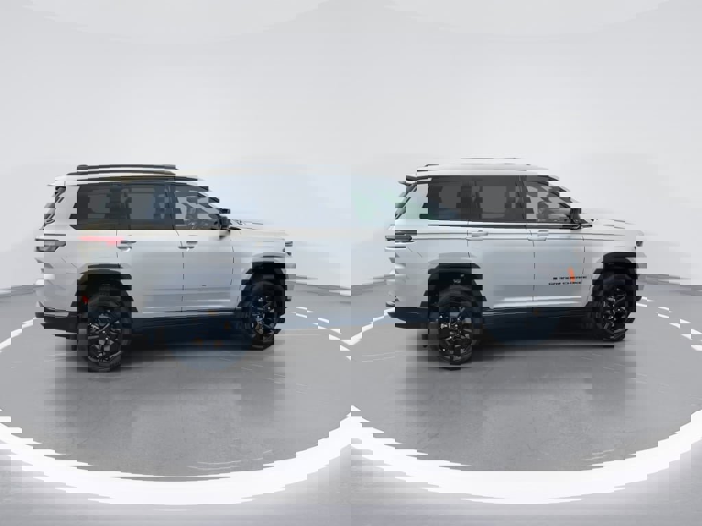 New 2025 Jeep Grand Cherokee L Laredo image 10