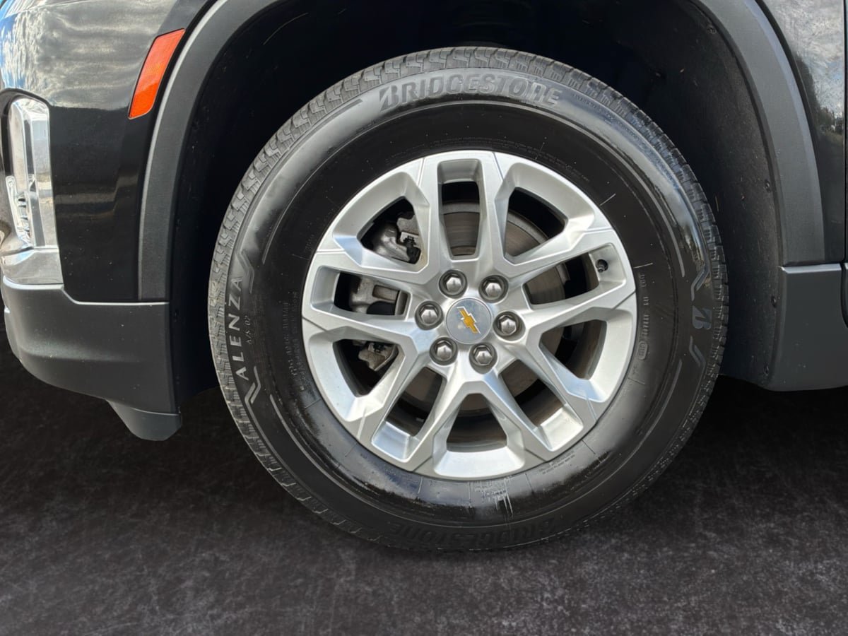 Used 2023 Chevrolet Traverse LS FWD image 9