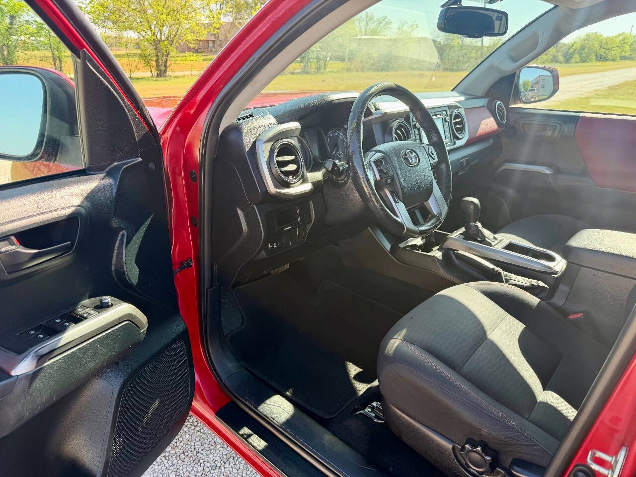 Used 2016 Toyota Tacoma SR5 w/ SR5 Appearance Package (SN) image 13