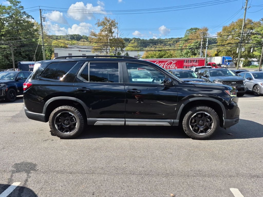 Used 2025 Honda Pilot TrailSport image 2