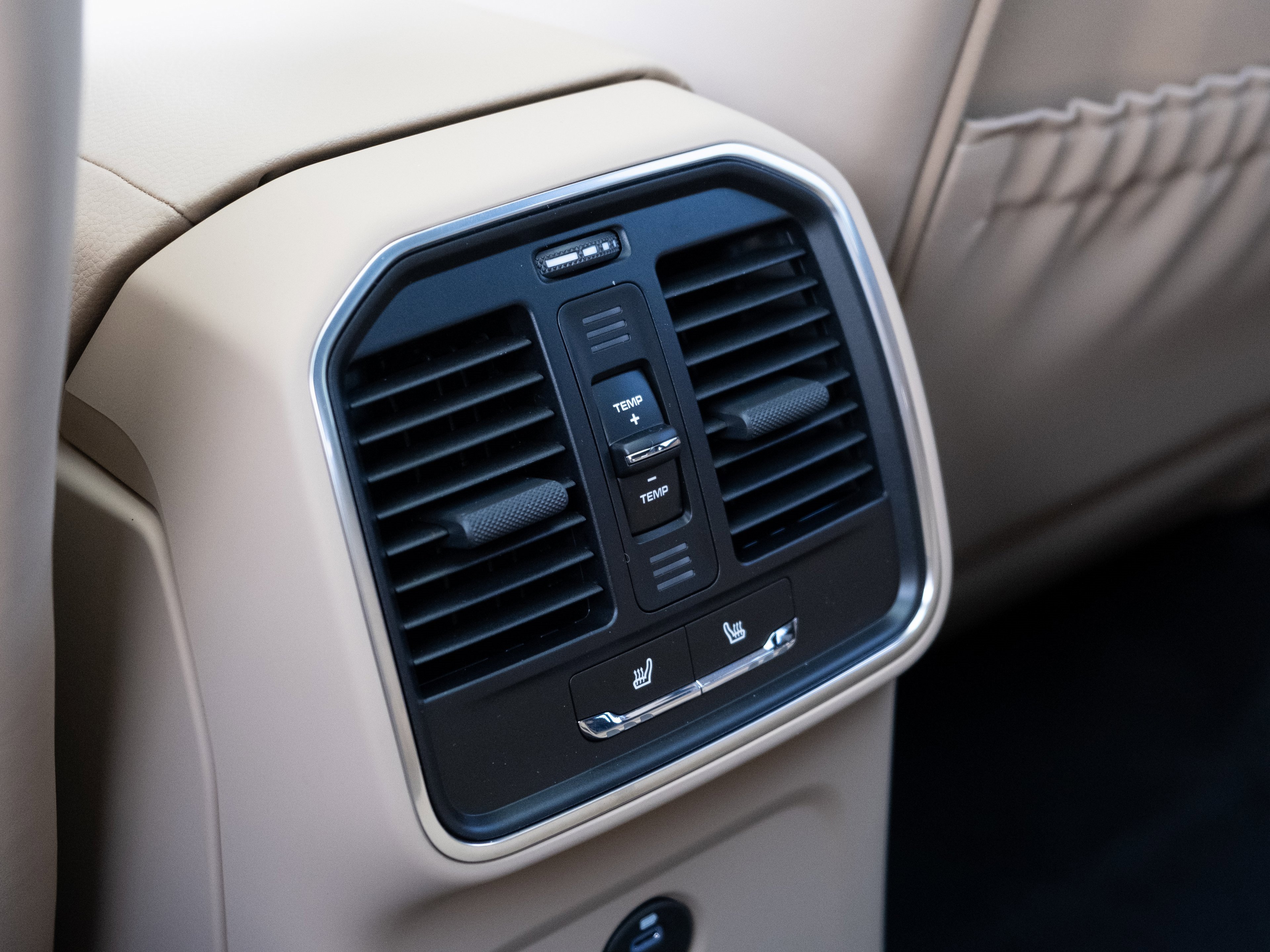 Certified 2025 Porsche Macan image 32