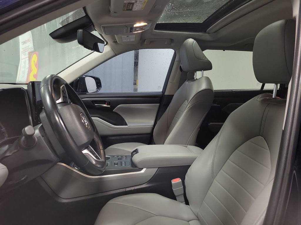 Used 2023 Toyota Highlander XLE AWD/4WD image 12