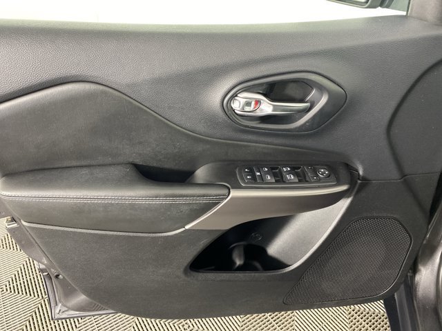 Used 2019 Jeep Cherokee Latitude Plus AWD/4WD image 14