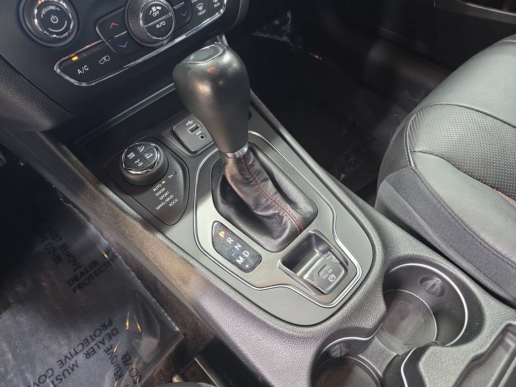 Used 2019 Jeep Cherokee Trailhawk AWD/4WD image 25
