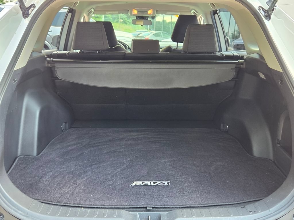 Used 2019 Toyota RAV4 LE w/ Carpet Mat Package AWD/4WD image 15