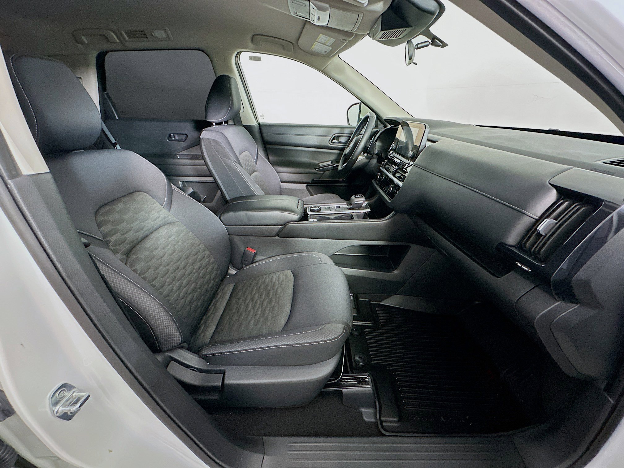 Used 2024 Nissan Pathfinder SV image 32