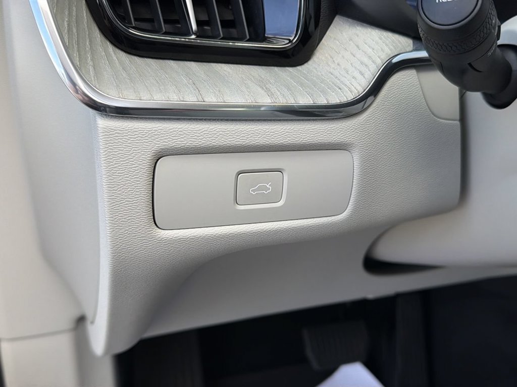 Certified 2024 Volvo XC60 B5 Plus w/ Protection Package Premier AWD/4WD image 17